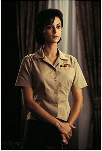 ДЖАГ (сериал 1995 - 2005) Картината е с размери 8 х 10 инча със слайд Катрин Бел риза цвят каки и зелената пола, Ръце кръстосани на гърдите.